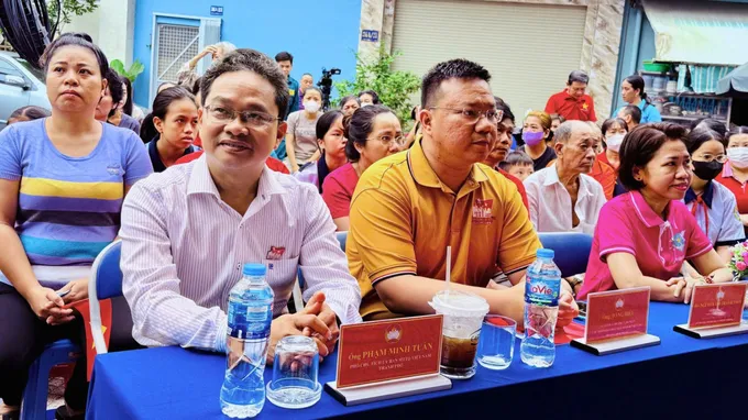 Đồng chí Phạm Minh Tuấn, Phó Chủ tịch Ủy ban MTTQ Việt Nam TPHCM, tham dự ngày hội 851c36b670a0fbfea2b1.jpg