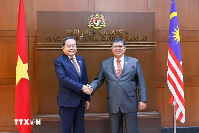 Chủ tịch Hạ viện Malaysia Tan Sri Dato' Johari bin Abdul đón Chủ tịch Quốc hội Trần Thanh Mẫn. Ảnh: TTXVN QHoi01.jpg