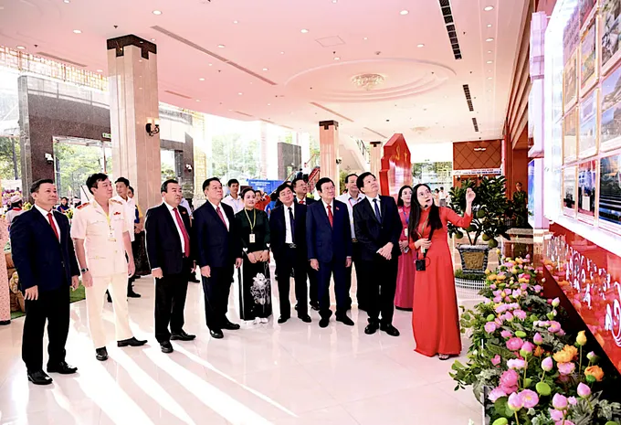 Các đồng chí lãnh đạo trung ương, địa phương nghe giới thiệu về thành tựu kinh tế - xã hội tỉnh Tây Ninh DH TN 10-10.png