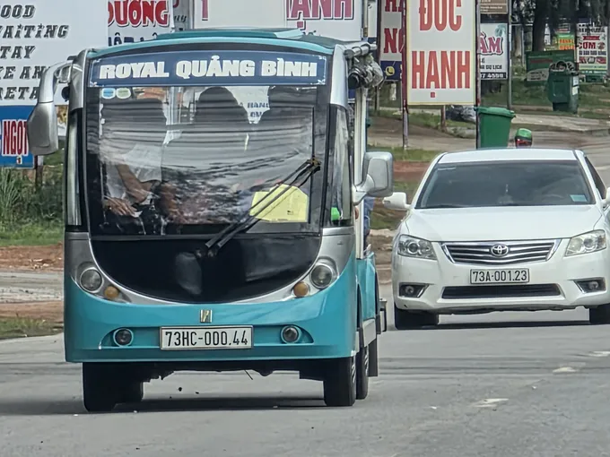 Các quy định mới hiện cấm xe điện chạy ra phố do không đảm bảo an toàn, không có đai bảo hiểm, tiềm ẩn nhiều nguy cơ 1000025788.jpg