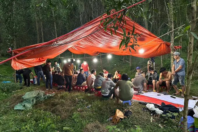 Hiện trường vụ tổ chức đánh bạc, đánh bạc tại thời điểm bắt quả tang. Ảnh: CACC