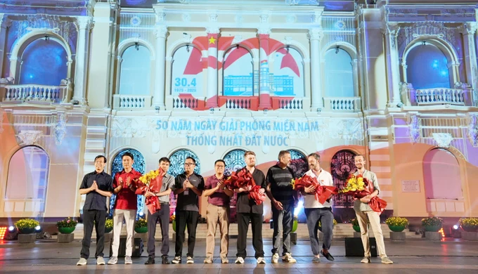 Trao hoa cảm ơn các đội từ Pháp, Bỉ, Singapore và Việt Nam 4fea80b70193b3cdea82.jpg
