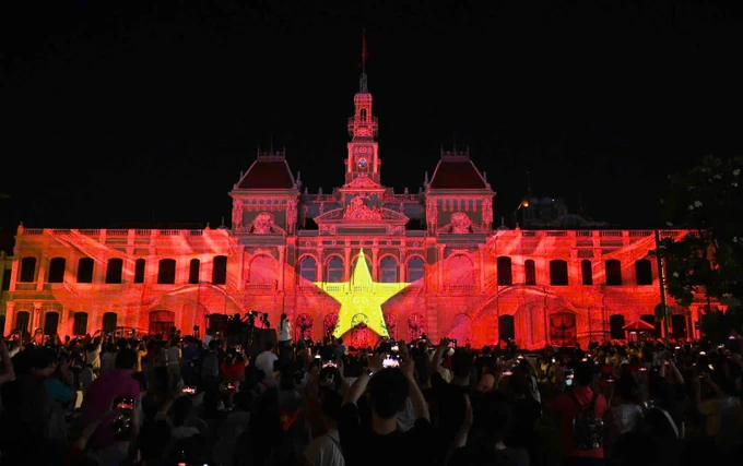 Biểu diễn nghệ thuật 3D mapping tại mặt tiền trụ sở HĐND - UBND TPHCM tối 30-4. Ảnh: DŨNG PHƯƠNG 77831e554e71fc2fa560.jpg