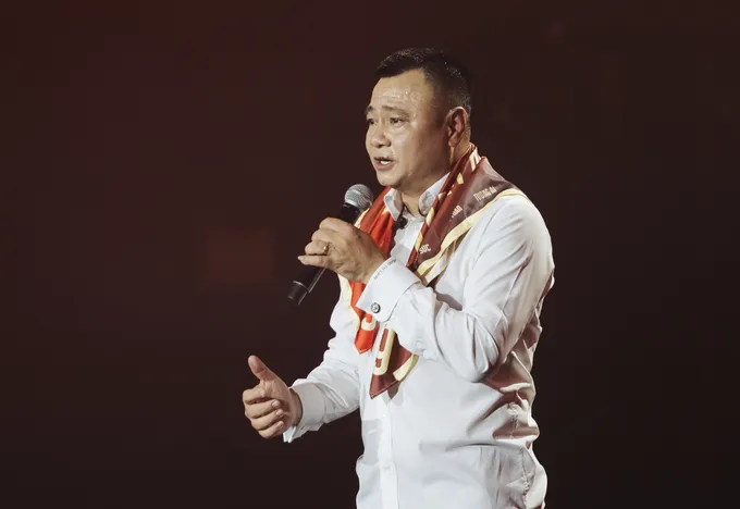 NSND Tự Long chia sẻ tại đêm nhạc Ảnh chụp Màn hình 2025-10-30 lúc 00.58.11.png