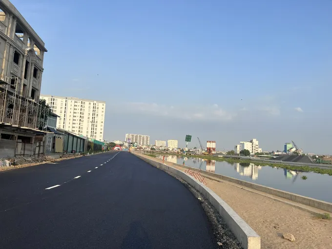 Một đoạn thuộc dự án cải tạo kênh Tham Lương - Bến Cát - rạch Nước Lên. Ảnh: QUỐC HÙNG 29j.jpg