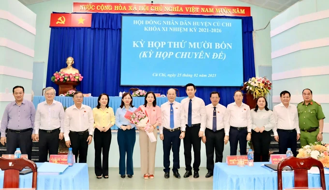 Lãnh đạo huyện Củ Chi tặng hoa đồng chí Phạm Thị Thanh Hiền z6350468609132_388129544a2495bfd24f382094829136.jpg