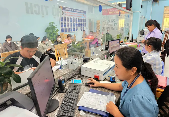 Công chức phường An Phú Đông, quận 12 giải quyết hồ sơ cho người dân 4ef51b4cf59b45c51c8a.jpg