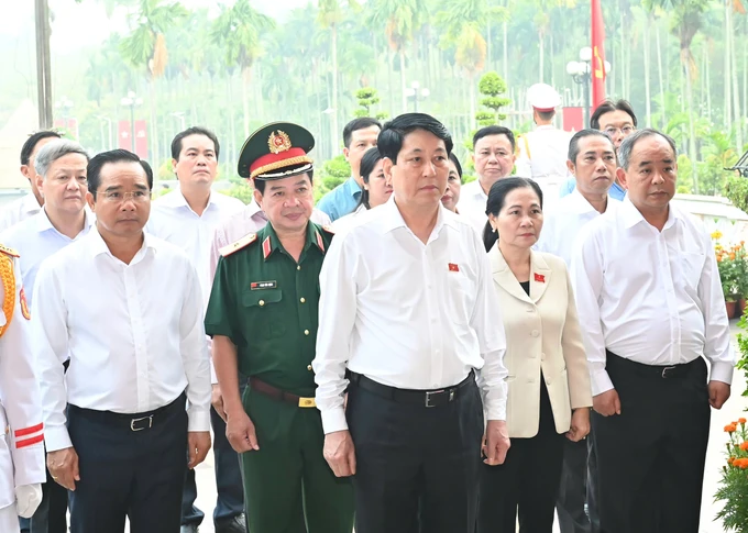 Chủ tịch nước Lương Cường cùng các đại biểu biểu dâng hoa, dâng hương tại di tích lịch sử cấp quốc gia Ngã Ba Giồng (huyện Hóc Môn). Ảnh: VIỆT DŨNG z6528999137796_0f5665fd4056b1d11cca9f68e35e3371.jpg