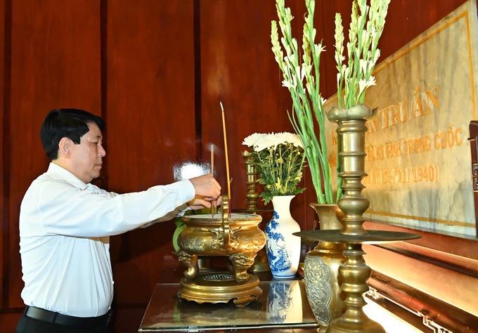 Chủ tịch nước Lương Cường dâng hương. Ảnh: VIỆT DŨNG z6528999169064_19cc96197906997d1e5f575460de4dfb.jpg