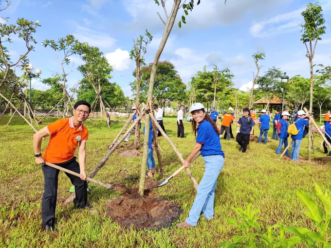 Đoàn đại biểu người Việt Nam ở nước ngoài trồng cây f87512fcbfda0a8453cb.jpg