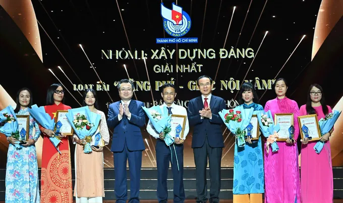 Đại diện các nhóm tác giả có tác phẩm đoạt giải Báo chí TPHCM lần thứ 43-2025 nhóm xây dựng Đảng nhận giải thưởng. Ảnh: VIỆT DŨNG z6720757055620_2ba766db18af61670409e87edb963574.jpg