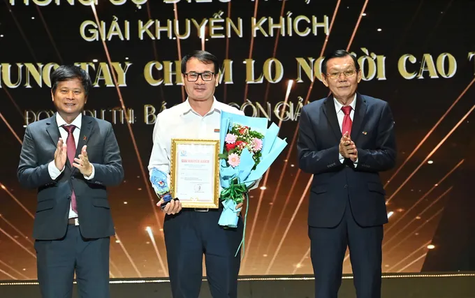 Đại diện nhóm tác giả loạt bài z6720757099802_c25233165dc3b7ca0b20d576a273a0d0.jpg