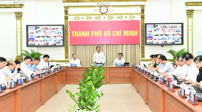 Thường trực UBND TPHCM điều hành phiên họp thường kỳ hàng tháng về kinh tế - xã hội