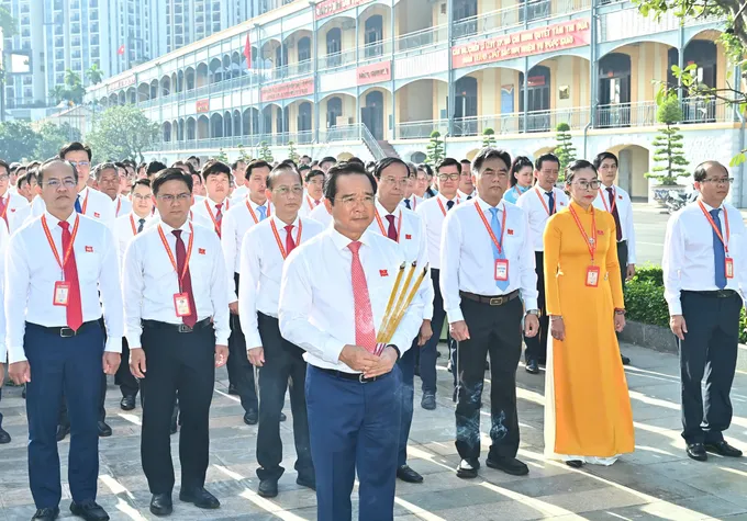 Đồng chí Nguyễn Văn Được cùng các đại biểu dâng hương Chủ tịch Hồ Chí Minh. Ảnh: VIỆT DŨNG z6935494545899_e98bfef0fde2820dc6f6856cce17aea3.jpg