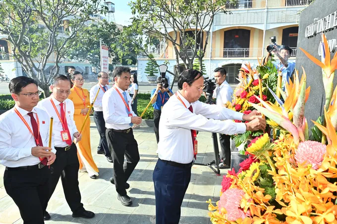 Các đại biểu dâng hương Chủ tịch Hồ Chí Minh. Ảnh: VIỆT DŨNG z6935494571408_59995023d7b248fee2c6161e17aa366b.jpg
