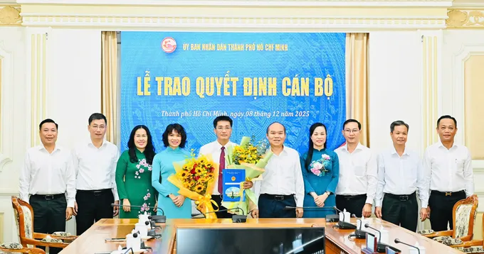 Phó Chủ tịch UBND TPHCM Trần Văn Bảy cùng tập thể lãnh đạo, cán bộ Thanh tra TPHCM chúc mừng đồng chí Phạm Văn Nghì. Ảnh: VIỆT DŨNG Phó Chủ tịch UBND TPHCM Trần Văn Bảy cùng tập thể lãnh đạo, cán bộ Thanh tra TPHCM chúc mừng đồng chí Phạm Văn Nghì. Ảnh: VIỆT DŨNG