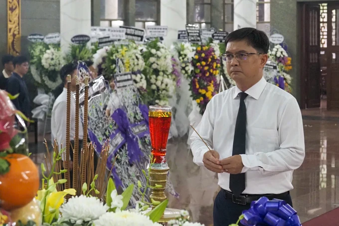 Đồng chí Nguyễn Mạnh Cường viếng Giáo sư, Tiến sĩ Đặng Lương Mô. Ảnh: HOÀNG HÙNG IMG_1288.JPG