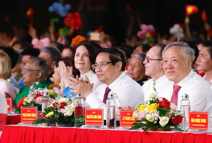 Thủ tướng Phạm Minh Chính và các đại biểu tham dự cầu truyền hình "Vang mãi khúc khải hoàn", điểm cầu Hà Nội. Ảnh: VIẾT CHUNG e3119e9ae2e850b609f9.jpg