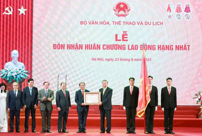 Tổng Bí thư Tô Lâm trao Huân chương Lao động hạng Nhất cho Bộ VH-TT-DL. Ảnh: VIẾT CHUNG 4587025761899065720.jpg