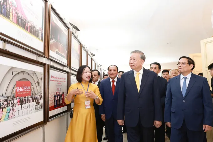 Tổng Bí thư Tô Lâm, Thủ tướng Chính phủ Phạm Minh Chính và các đại biểu tham quan triển lãm tại lễ kỷ niệm. Ảnh: VIẾT CHUNG c26e0787-ba74-406d-a241-f7a58aa7744a.jpg