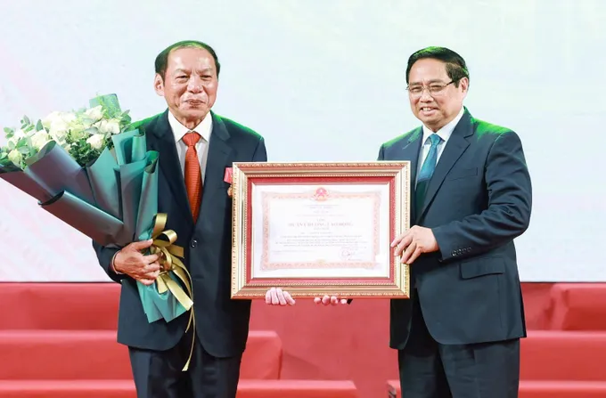 Thủ tướng Phạm Minh Chính trao Huân chương Lao động Hạng Nhất cho Bộ trưởng Bộ VH-TT-DL Nguyễn Văn Hùng cf3f4654aec3269d7fd2.jpg