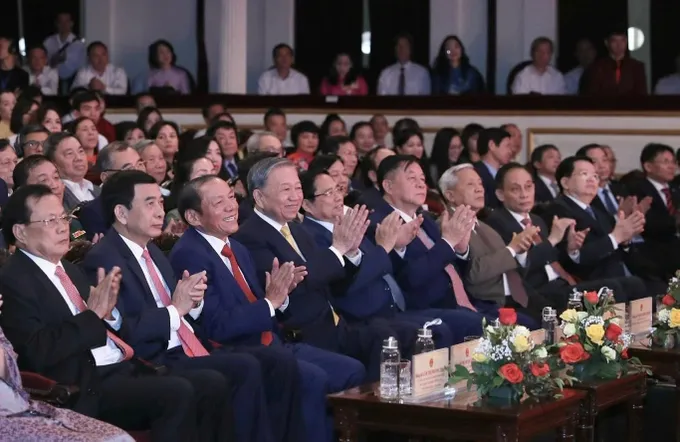 Các đại biểu tham dự lễ kỷ niệm 80 năm Ngày truyền thống Ngành Văn hóa. Ảnh: VIẾT CHUNG ky niem.jpg