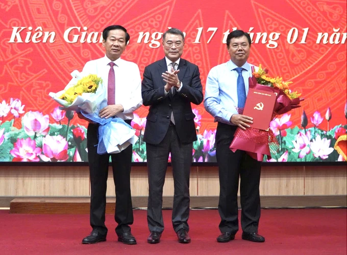 Trưởng Ban Tổ chức Trung ương Lê Minh Hưng trao quyết định điều động, chỉ định Bí thư Tỉnh ủy Cà Mau Nguyễn Tiến Hải (bìa phải) giữ chức Bí thư Tỉnh ủy Kiên Giang B469386E-8C3D-42FC-B685-A6ED907EAB7B.jpeg