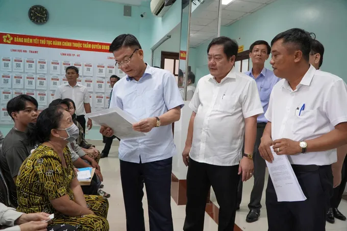 Phó Thủ tướng Lê Thành Long gặp gỡ, tiếp xúc với người dân tại Trung tâm Phục vụ Hành chính công xã Châu Thành, tỉnh An Giang 5604C417-F5DF-4FFD-9183-9CC4CAF6D0E7.jpeg