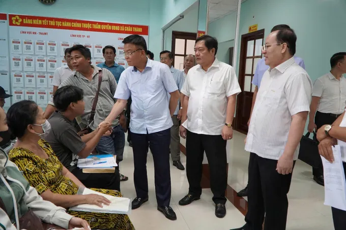 Phó Thủ tướng Lê Thành Long gặp gỡ, tiếp xúc với người dân tại Trung tâm Phục vụ Hành chính công xã Châu Thành, tỉnh An Giang 7656153B-8FB6-43B7-BAA2-ED174FBB2E7F.jpeg