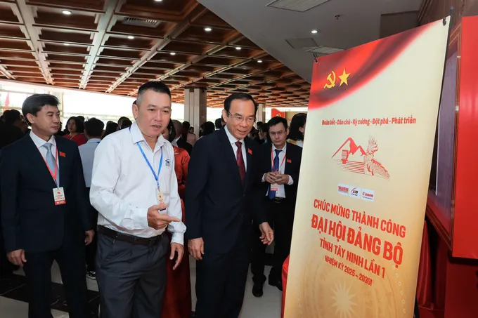 Đồng chí Nguyễn Văn Nên tham quan khu trưng bày tại đại hội 2CB76B1F-ECA2-4102-9994-1B33876AB4DC.jpeg