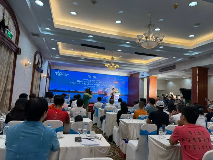 Quang cảnh buổi họp báo Unknown.jpg
