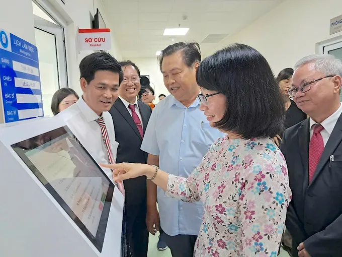Phó Chủ tịch UBND TPHCM Trần Thị Diệu Thúy tại phòng khám vệ tinh Bệnh viện Nhi đồng 1, TPHCM. Ảnh: QUANG HUY 1.jpg