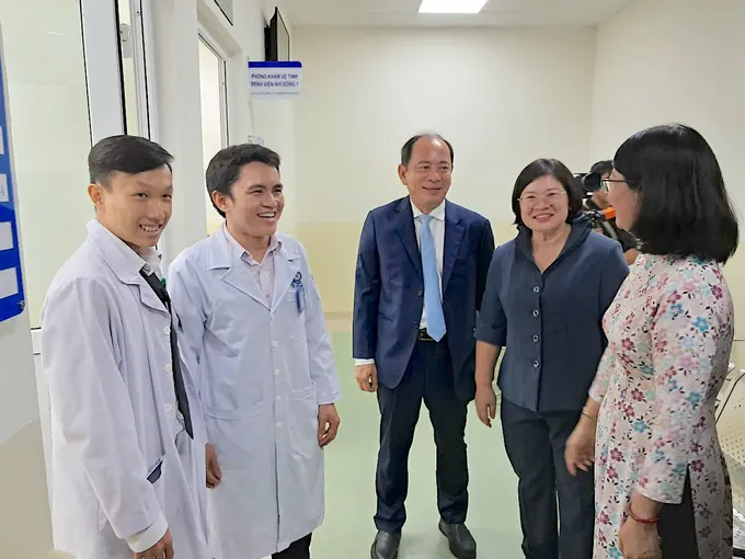 ... và trao đổi với đội ngũ thầy thuốc Bệnh viện Nhi đồng 1. Ảnh: QUANG HUY 3.jpg