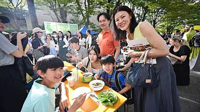 khach-thuong-thuc-pho-tai-le-hoi-pho-viet-nam-2024-8380-3028.jpg