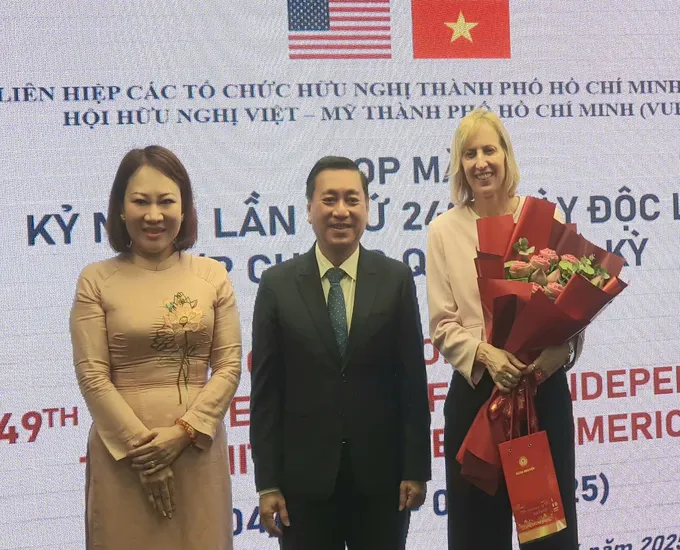 Chủ tịch Hội hữu nghị Việt - Mỹ TPHCM Phạm Thành Kiên và Phó Chủ tịch Hội hữu nghị Việt - Mỹ TPHCM Phan Thị Hồng Xuân tặng hoa Tổng Lãnh sự Hoa Kỳ tại TPHCM - bà Susan Burns. Ảnh: THỤY VŨ Hoa.jpg