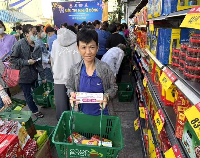Niềm vui của phụ nữ khó khăn khi tự tay sắm tết cho gia đình tại "Siêu thị mini 0 đồng" Hinh 10.jpg