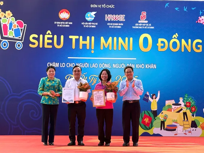 Chủ tịch Hội LHPN TPHCM Nguyễn Trần Phượng Trân và Phó Chủ tịch Ủy ban MTTQ Việt Nam TPHCM Phạm Minh Tuấn trao thư cảm ơn đến các đơn vị đồng hành Hinh 2.jpg