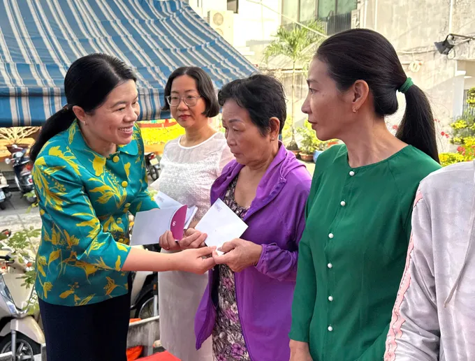 Chủ tịch Hội LHPN TPHCM Nguyễn Trần Phượng Trân trao tặng phiếu mua hàng đến phụ nữ khó khăn Hinh 3.jpg
