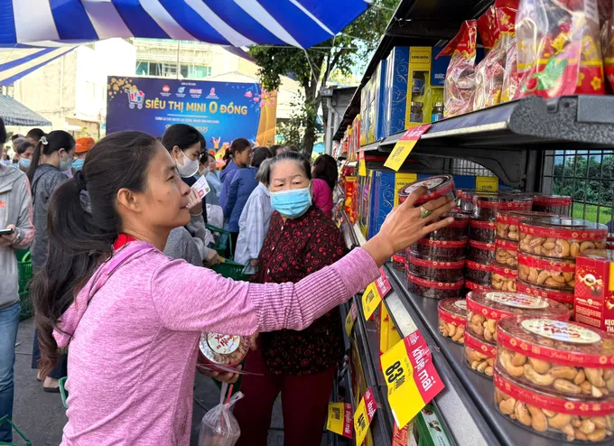 Nhiều mặt hàng giá giảm cũng được bán tại "Siêu thị mini 0 đồng" Hinh 7.jpg