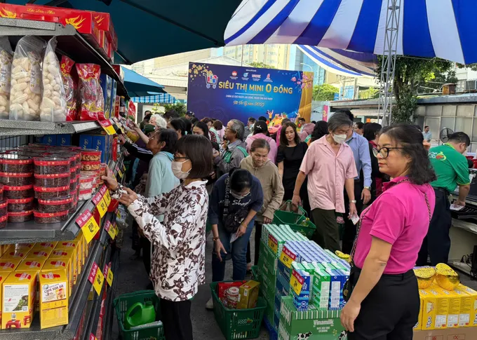 Các gian hàng của "Siêu thị mini 0 đồng" đầy ắp hàng hóa để chị em đến chọn mua Hinh 8.jpg