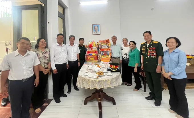 Đoàn thăm hỏi ông Hồ Duy Hùng Chú Hùng TP.jpg