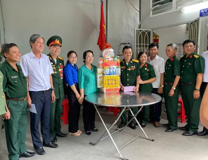 Đoàn đến thăm, tri ân ông Mai Phước Khải Chú Khải TP.jpg