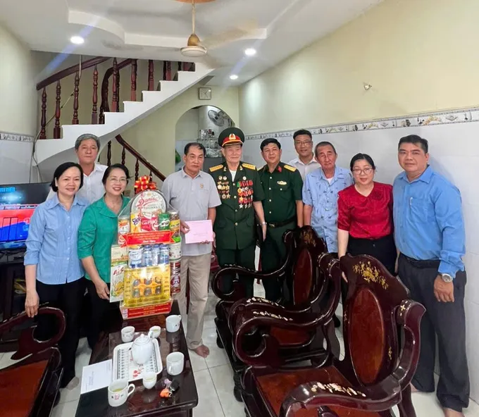 Chủ nhiệm Ủy ban Kiểm tra Thành ủy TPHCM Trần Kim Yến cùng các thành viên trong đoàn thăm, tri ân ông Trần Xuân Khảm Chú Khảm TP.jpg