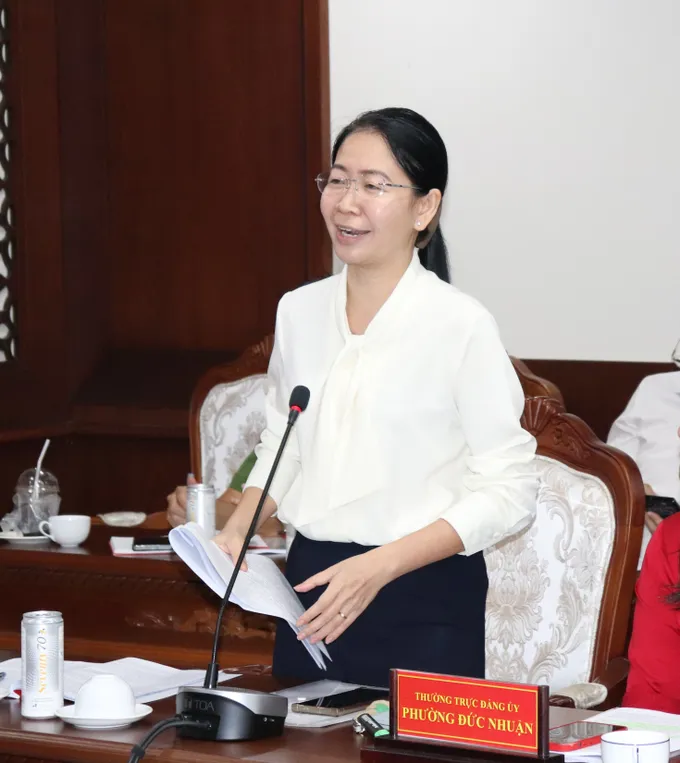 Bí thư Đảng ủy phường Đức Nhuận Phan Thị Thanh Phương báo cáo tại buổi làm việc IMG_3384.JPG