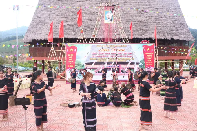 Để bảo tồn văn hoá, thời gian qua, xã Tu Mơ Rông tổ chức liên hoan cồng chiêng, múa xoang, tạo sân chơi cho nghệ nhân biểu diễn, giao lưu