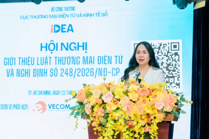 Bà Lê Hoàng Oanh, Cục trưởng Cục Thương mại điện tử và Kinh tế số phát biểu khai mạc, nhấn mạnh yêu cầu tạo thuận lợi cho kinh doanh hợp pháp gắn với nâng cao trách nhiệm của các chủ thể trên môi trường số Hình 1- OK.jpg