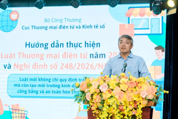 Ông Hoàng Ninh, Phó Cục trưởng Cục Thương mại điện tử và Kinh tế số trình bày những điểm mới của Luật Thương mại điện tử và Nghị định số 248/2026/NĐ-CP hình 2 - OK.jpg
