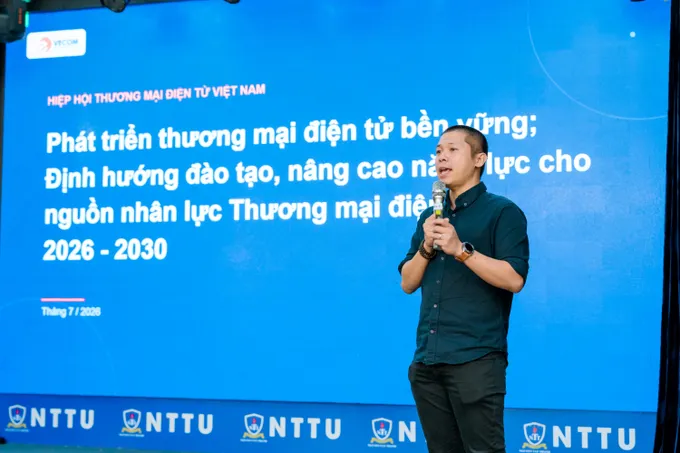 Ông Nguyễn Tiến Huy, Trưởng ban Phát triển nguồn nhân lực Hiệp hội Thương mại điện tử Việt Nam trình bày bức tranh tăng trưởng của thị trường bán lẻ trực tuyến và yêu cầu cấp thiết về đào tạo nguồn nhân lực thương mại điện tử trong giai đoạn mới Hình 3-OK.jpg