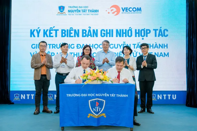 PGS.TS. Nguyễn Kim Hồng, Hiệu trưởng Trường Đại học Nguyễn Tất Thành và TS. Bùi Trung Kiên – Phó Chủ tịch VECOM ký kết biên bản ghi nhớ hợp tác chiến lược giai đoạn 5 năm Hình 4-OK.jpg