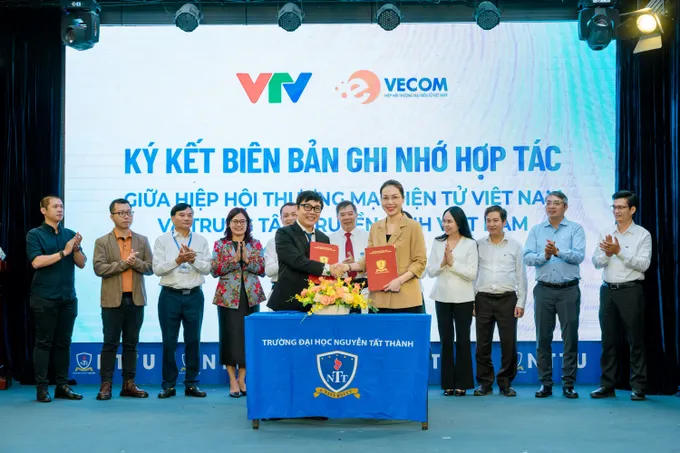 Ông Nguyễn Tấn Phong, Phó Chủ tịch VECOM và bà Trần Thanh Minh, Phó Giám đốc VTV Nam Bộ ký kết hợp tác truyền thông, phổ biến tri thức và xu hướng mới về thương mại điện tử, kinh tế số